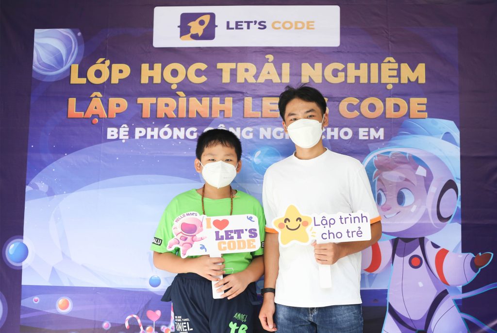 Bé cùng ba mẹ hào hứng tham gia lớp trải nghiệm lập trình với Let’s Code